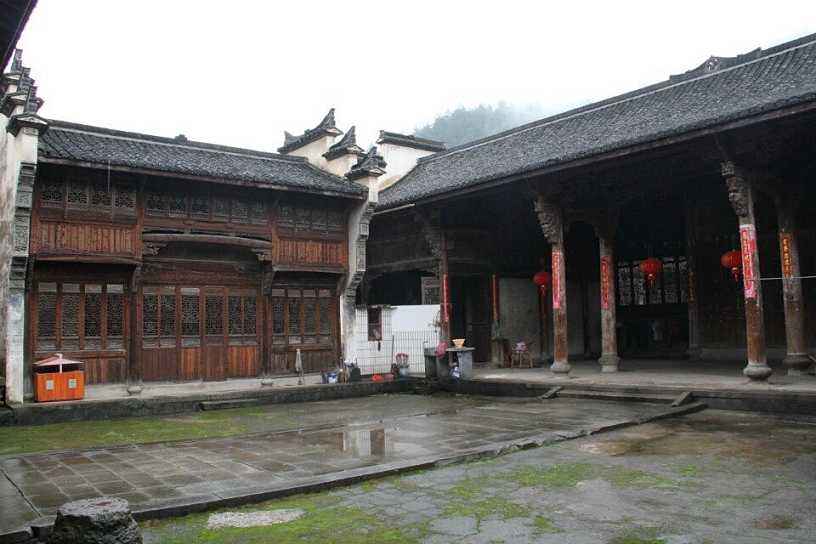 中国最牛逼的豪门大宅:1千根柱子建造的村庄,下雨都不用打伞!