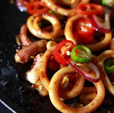 分享一道家常版炒鱿鱼圈,鱿鱼滑爽不软塌,全家都喜欢!