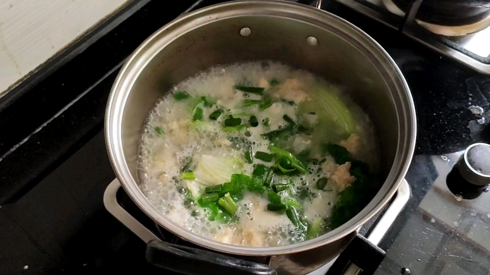 家常菜肉丸青菜汤,清淡美味,做法简单,非常适合四季食用