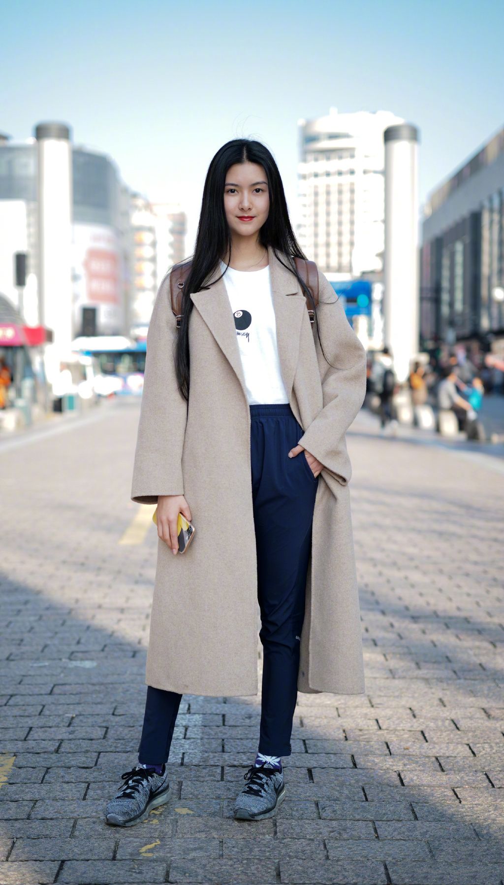 街拍:中长款的大衣,颜色衬托肤色,白色内搭加长裤舒适好看!
