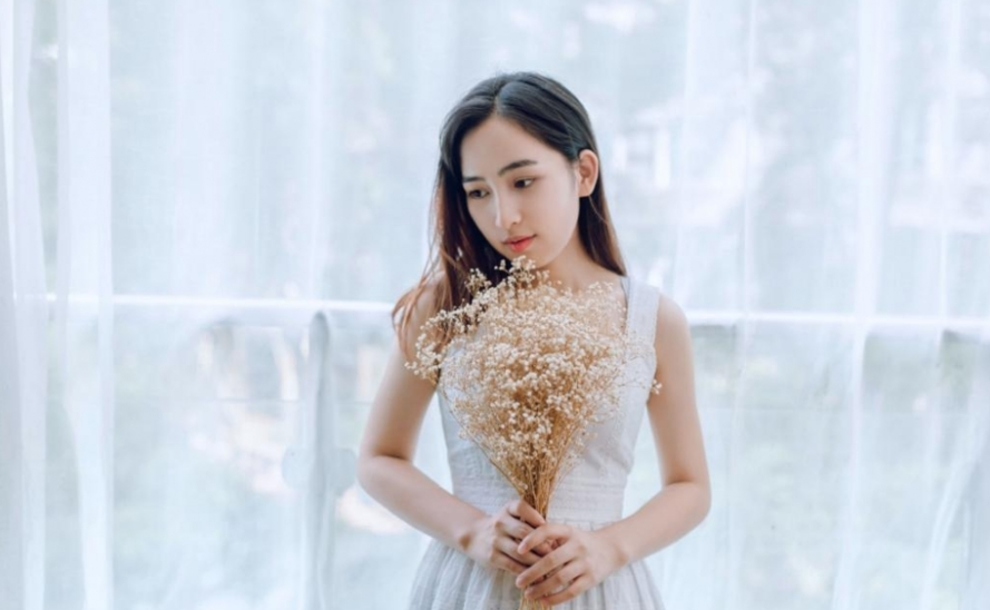 乐呵呵的握着王嫣然的手不断地说着