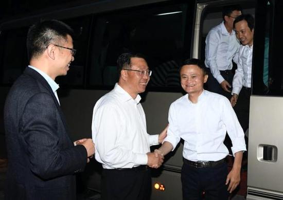 马云在退休传言中率队夜访茅台:将用区块链打假