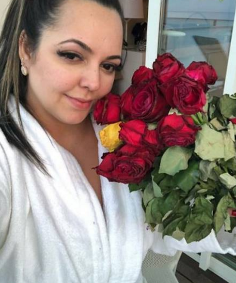 控球大师小罗与两任女友恢复恋情,三人将同处豪宅中共迎新年