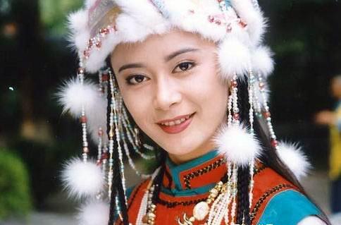 当年《还珠》三美都比不上她,嫁豪门二胎后身体严重发福