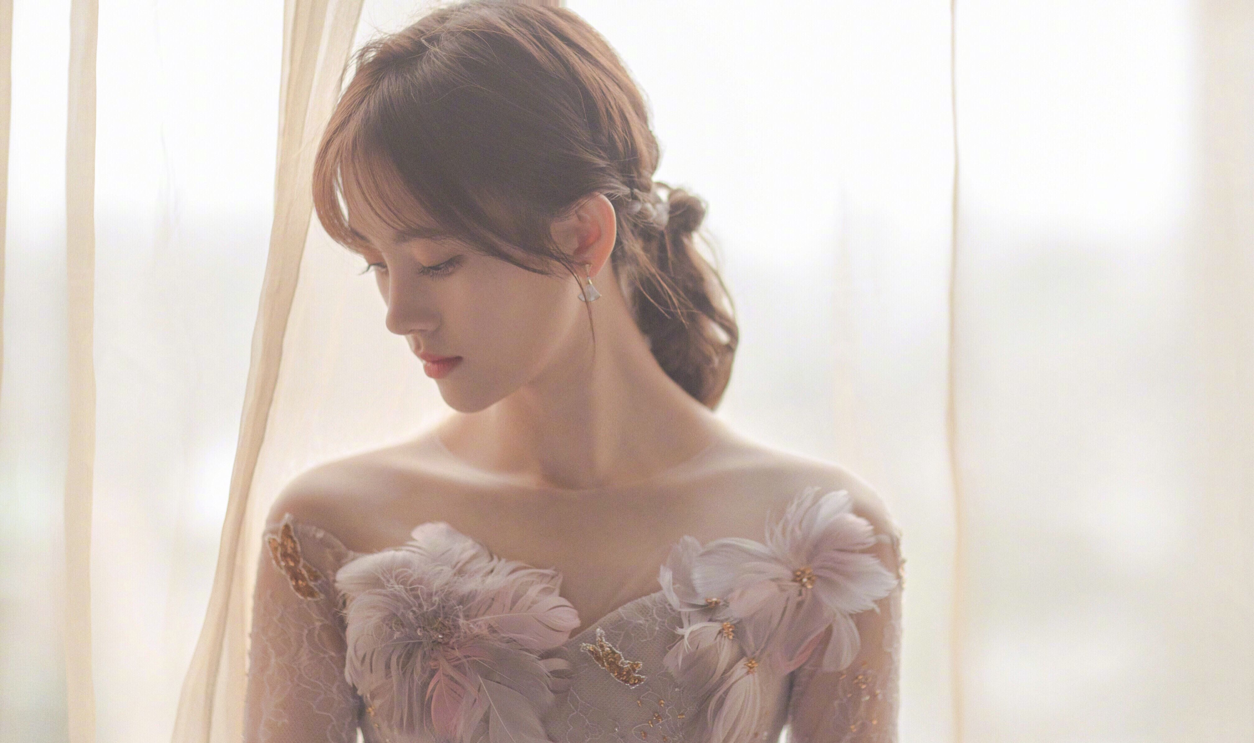 鞠婧祎唯美"透明装",朦胧轻纱尤如天人,咬唇"融化"万千人心