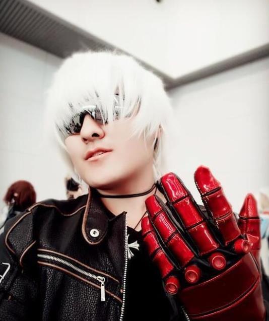 拳皇cos,网友:k,你怎么变白了?是相机的美白加磨皮吗?