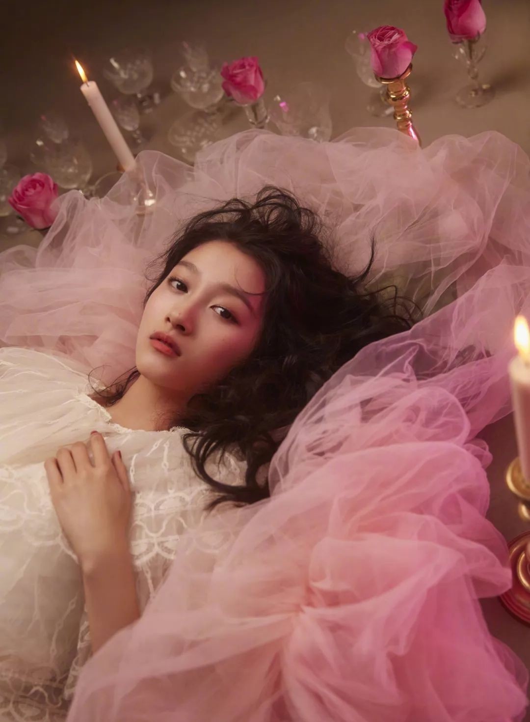 关晓彤终于换造型,一头羊毛卷搭配蓬蓬裙,美的像个公主!