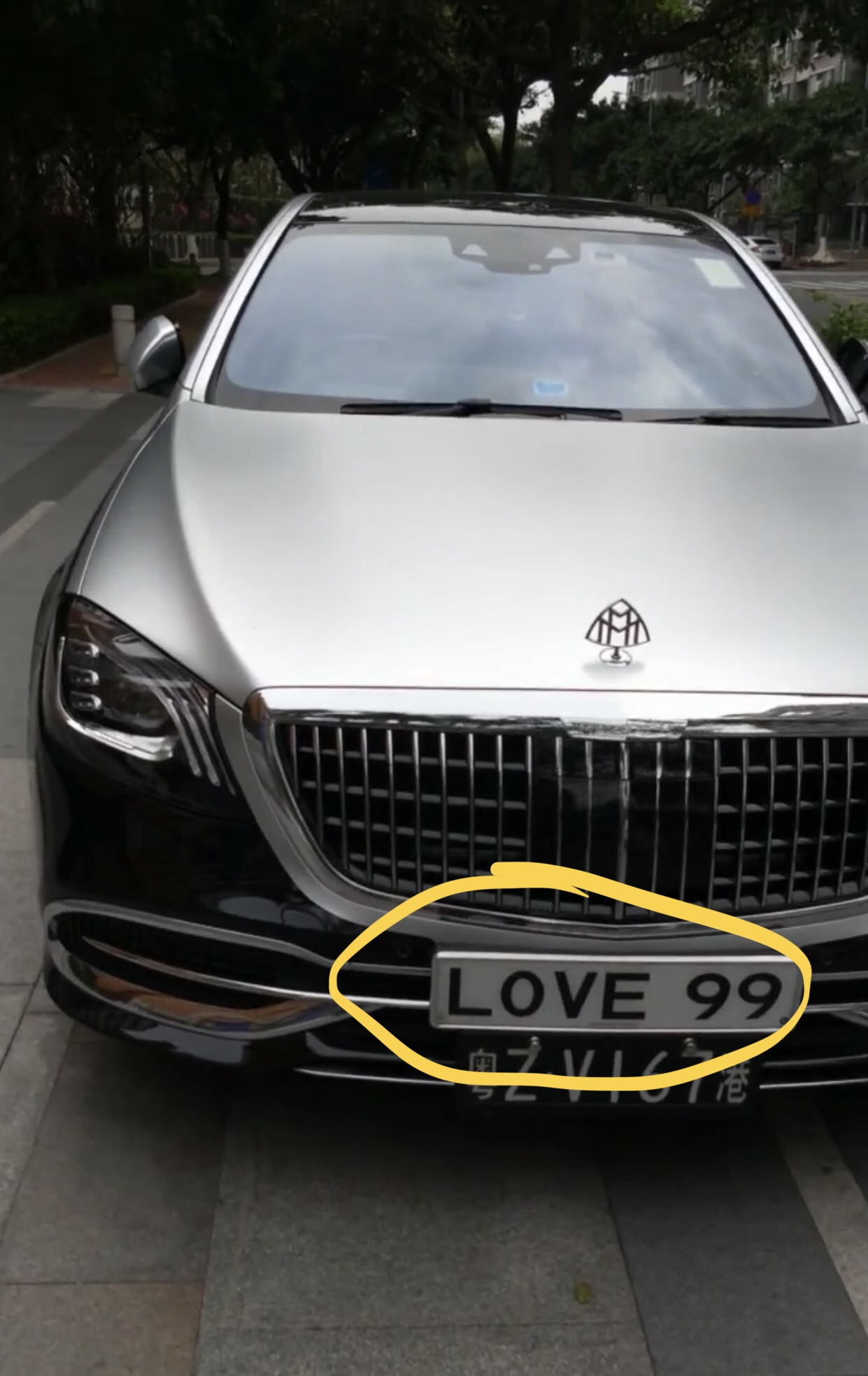 偶遇290万双拼色迈巴赫,车牌自带撩妹光环,网友:真正豪车气质