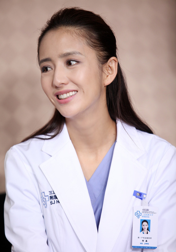 《产科医生》中何晶扮演者佟丽娅的剧照,网友:长得美,心地善良
