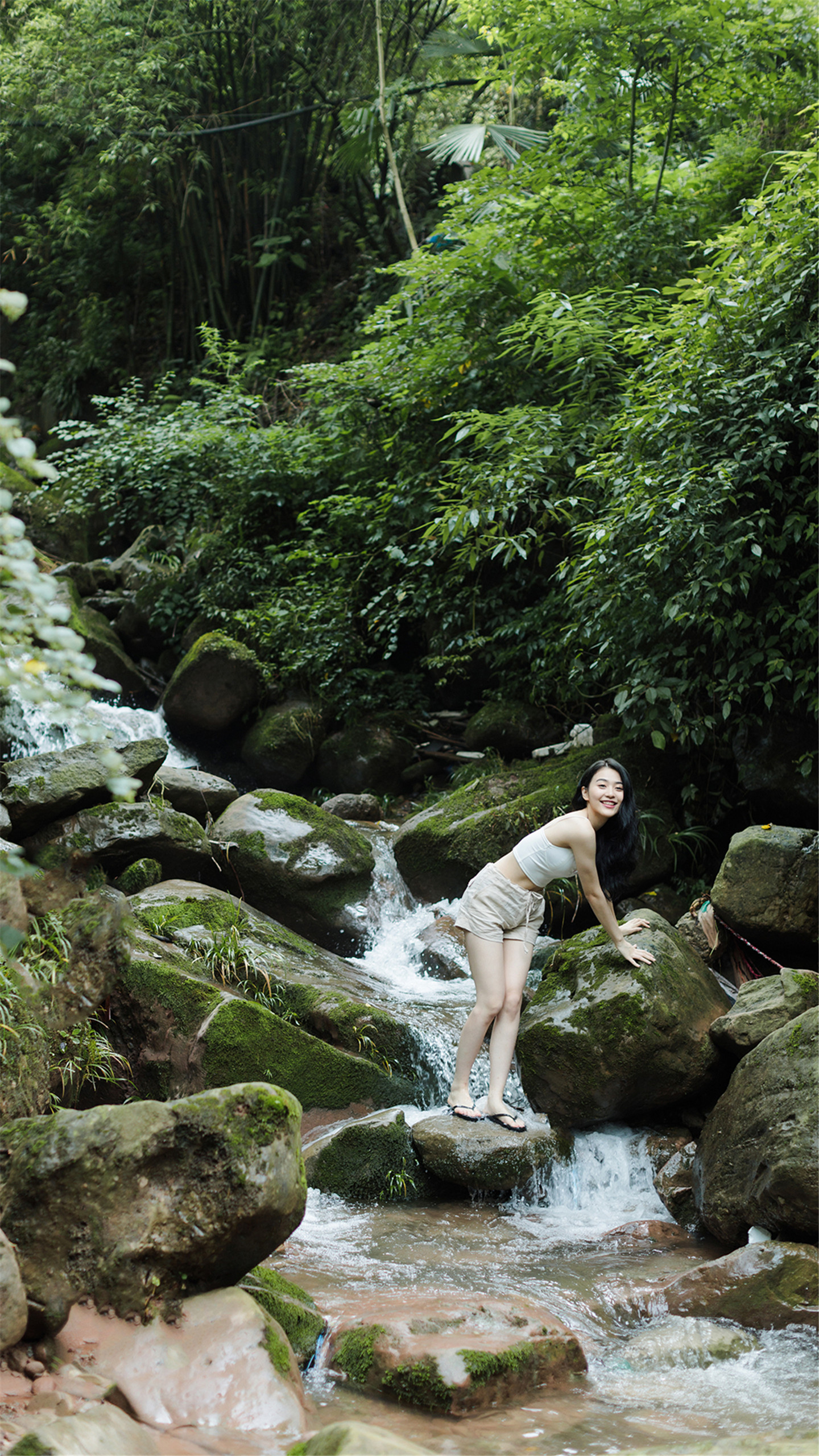 人像摄影:在山涧小溪玩耍的漂亮女孩