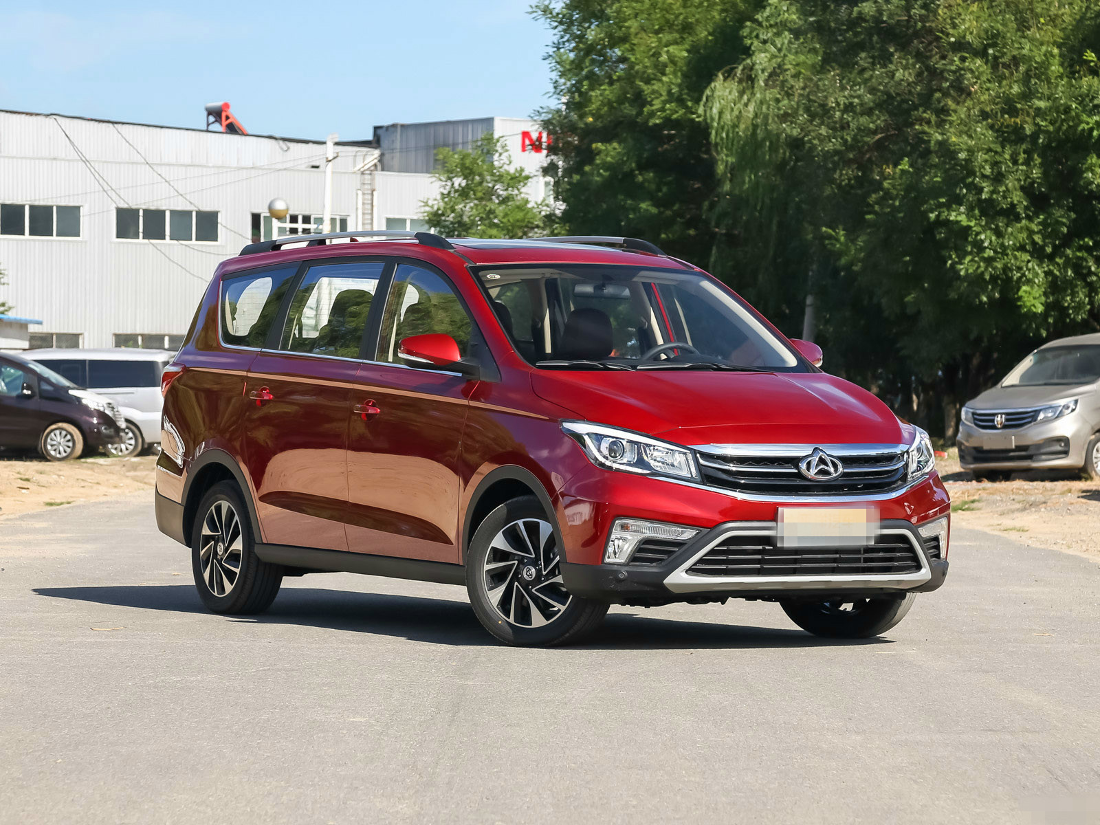 从图片上看这款长安欧尚a800,这款车有着流畅的线条,大气的外观,很