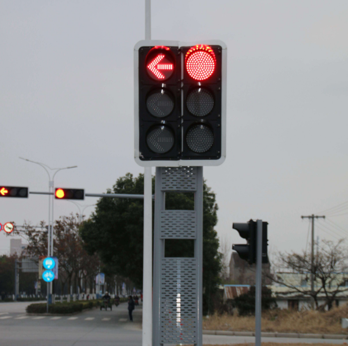 新版红绿灯正式启用,取消读秒改名字,车主:一不小心扣6分