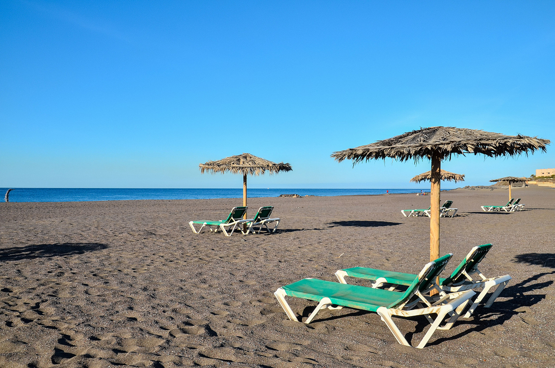 卡塔海滩是位于泰国普吉岛的海滩,规模比芭东和卡隆要小不少,但是它