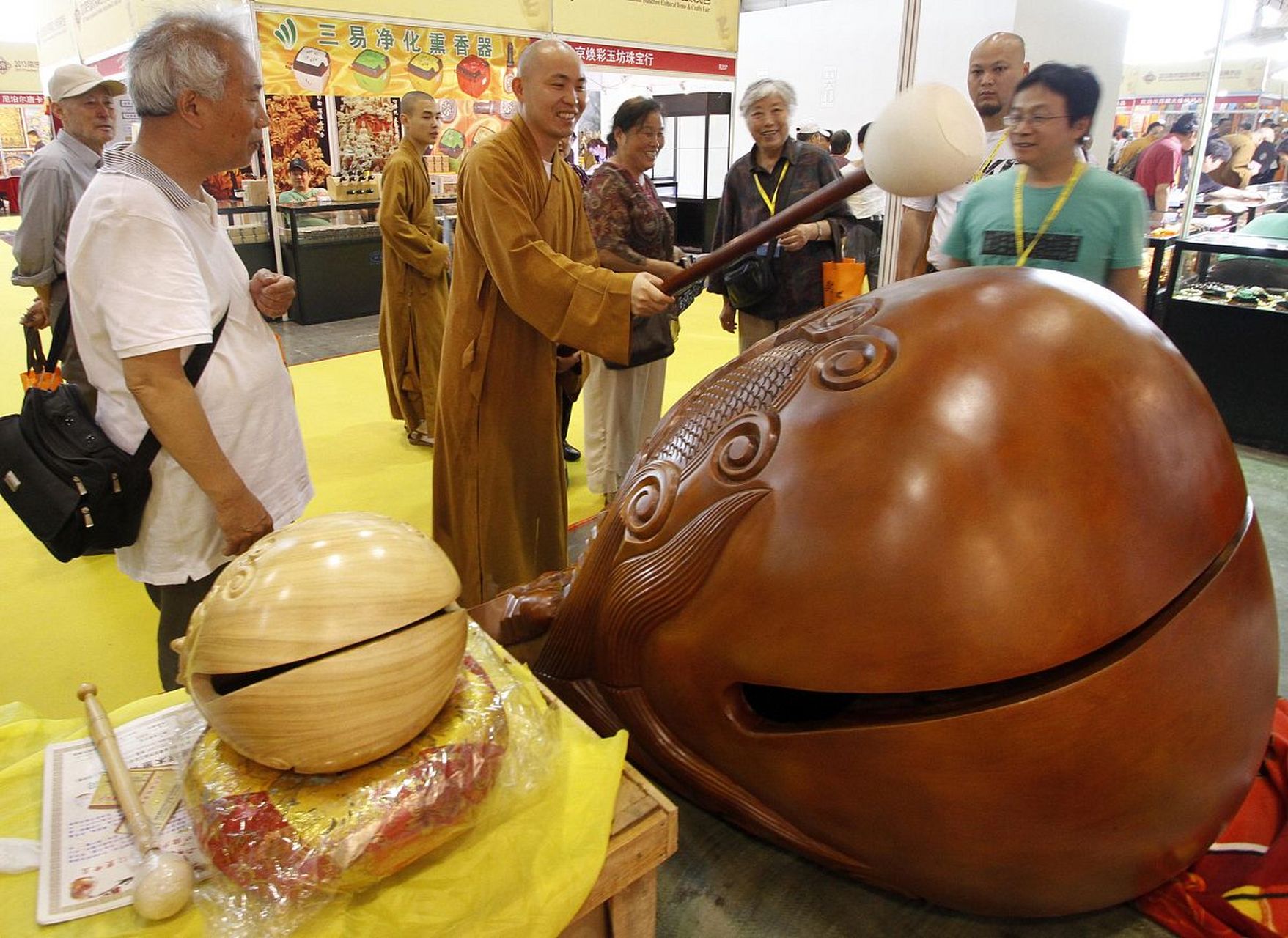 鱼的眼睛是不会闭上的,因为鱼不睡觉;敲木鱼是教信佛学道之人,要像鱼