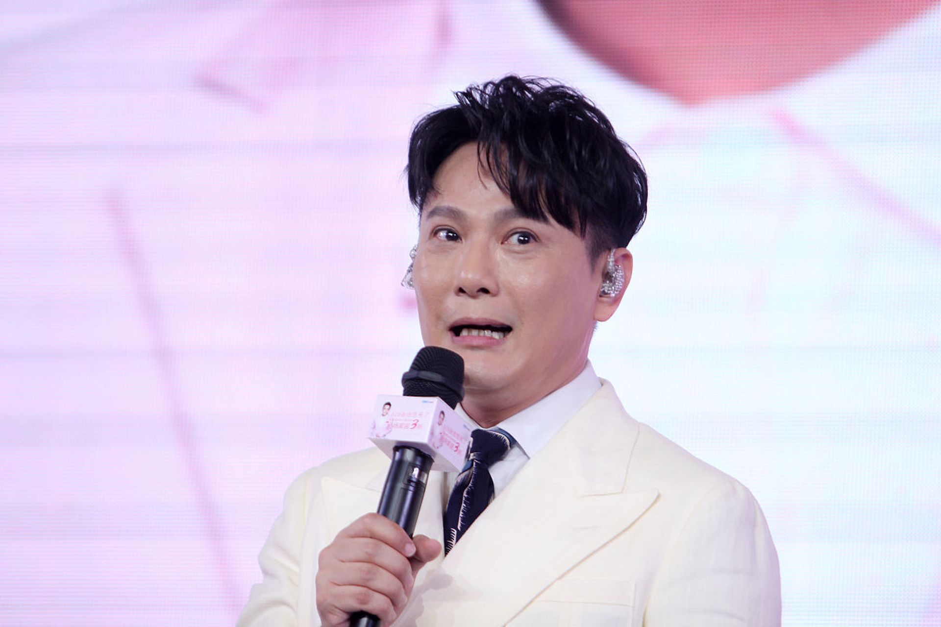 1. 信仰:这首歌曲的词曲创作都来自于张信哲本人,他经历了