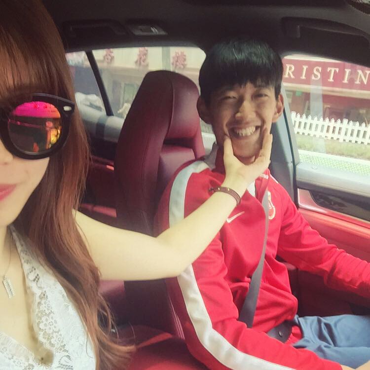 颜骏凌和朱玥 在前天,上海上港队刚刚夺得了2018赛季中超联赛的冠军