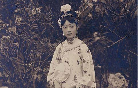 末代皇后婉容婚后守寡13年,因吸食鸦片精神失常最终惨死在狱中