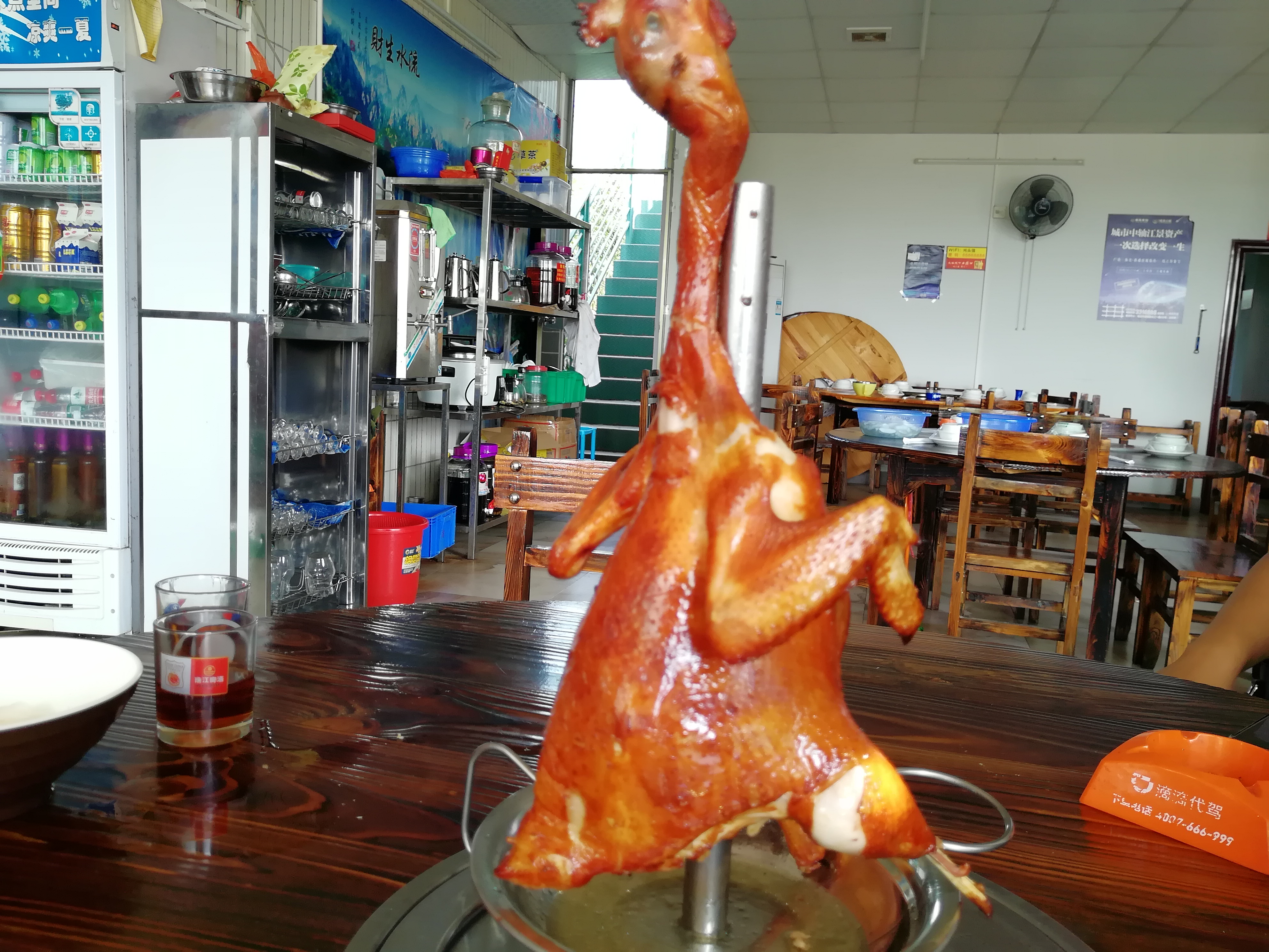 在农村的小农庄,这个栋企烧鸡很火