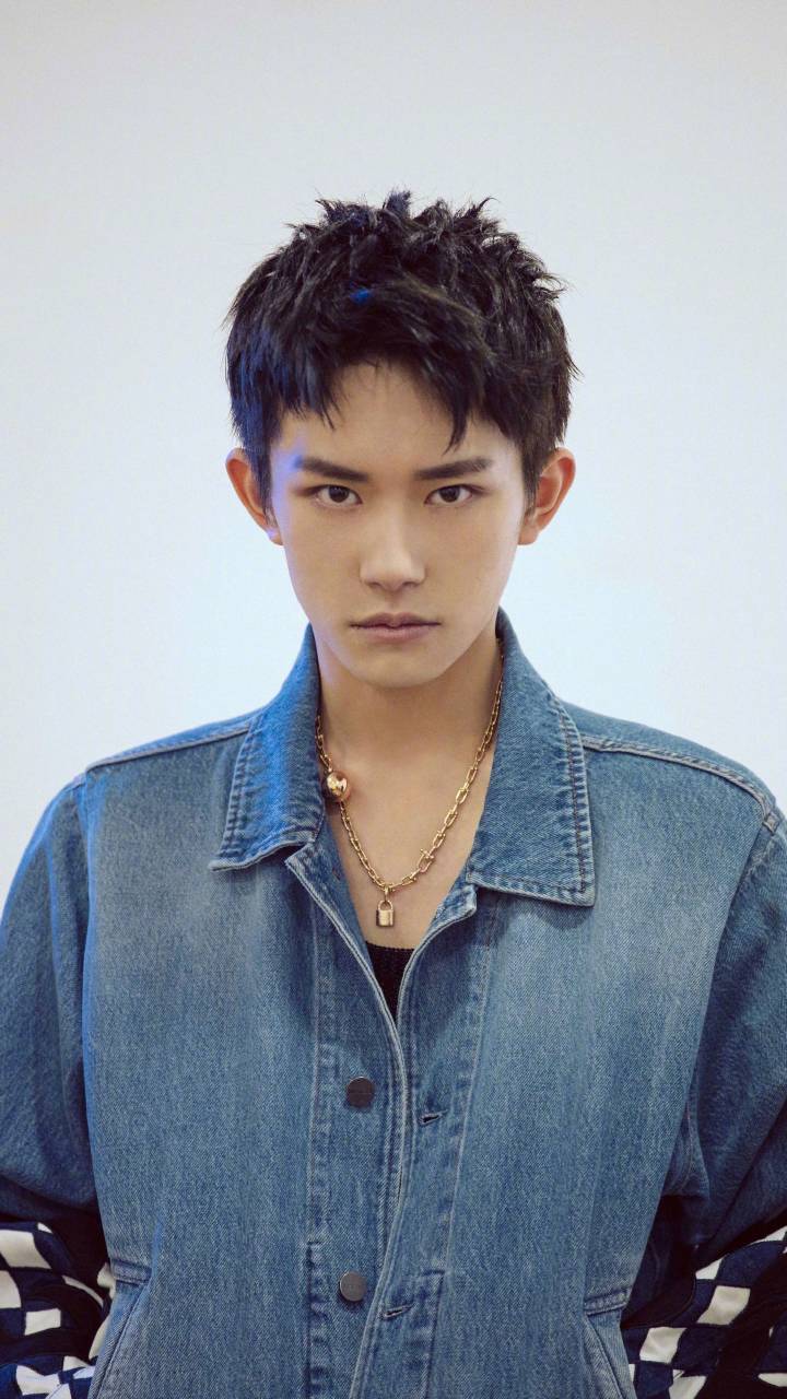 易烊千玺的狗啃刘海,小哥哥气质冷酷的说