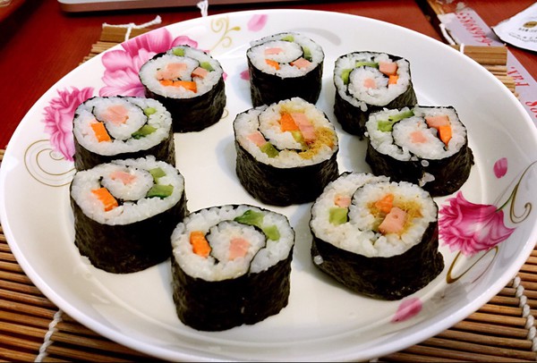 给家人一个惊喜,学着做美味卷寿司让家人来品尝吧