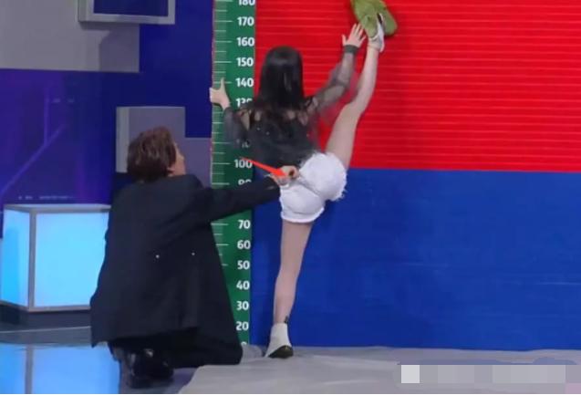 鞠婧祎穿超短裤劈一字马,郑元畅却成了亮点?真绅士!