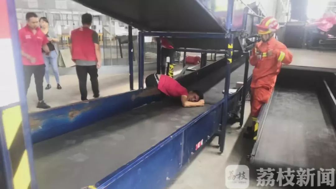江苏海门:快递小哥被卡传送带 消防紧急救援