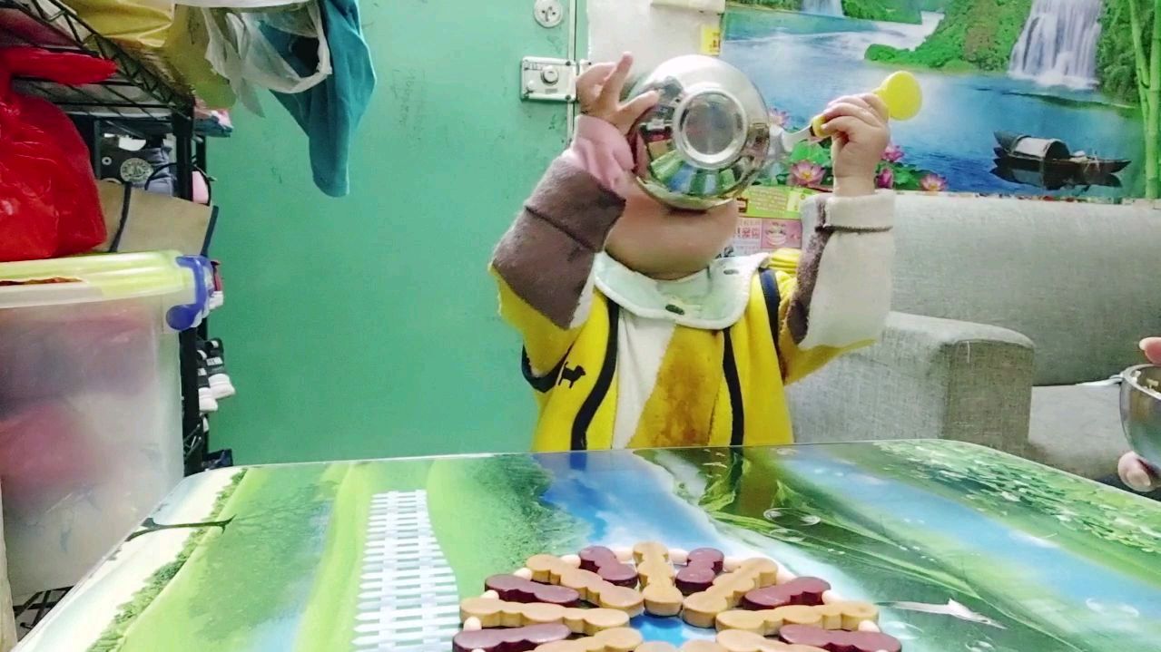 16个月的宝宝喜欢喝汤,不是用勺舀而是捧碗喝,那表情太满足了