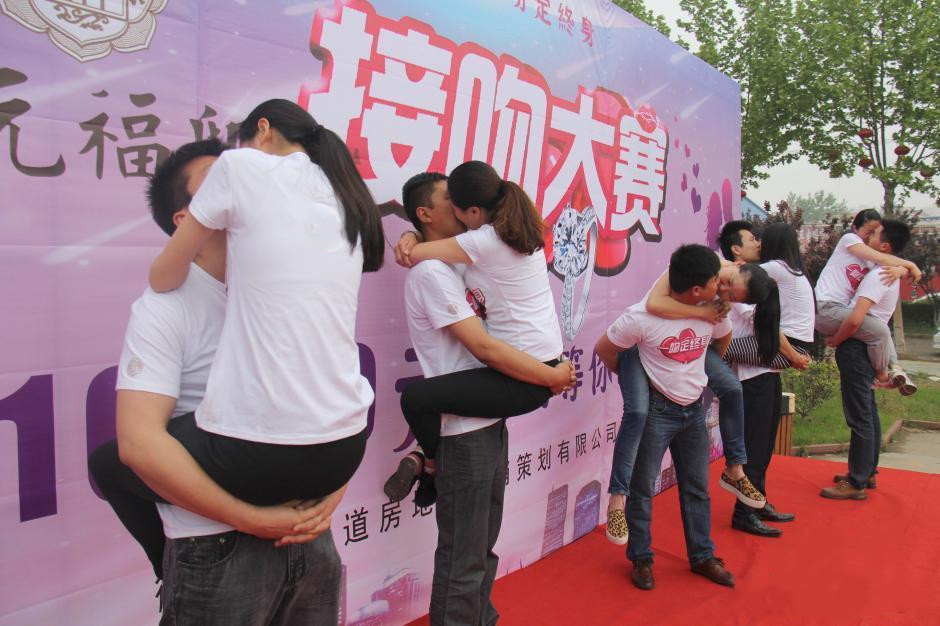 接吻大赛撞见老婆跟别人接吻怒挥拳?真相来了