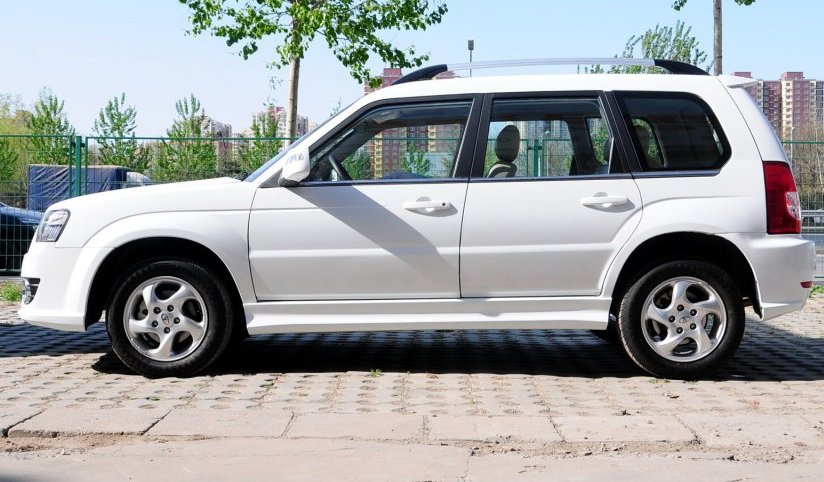 野马f10汽车品析,造型厚实稳重,充满美感吸引力