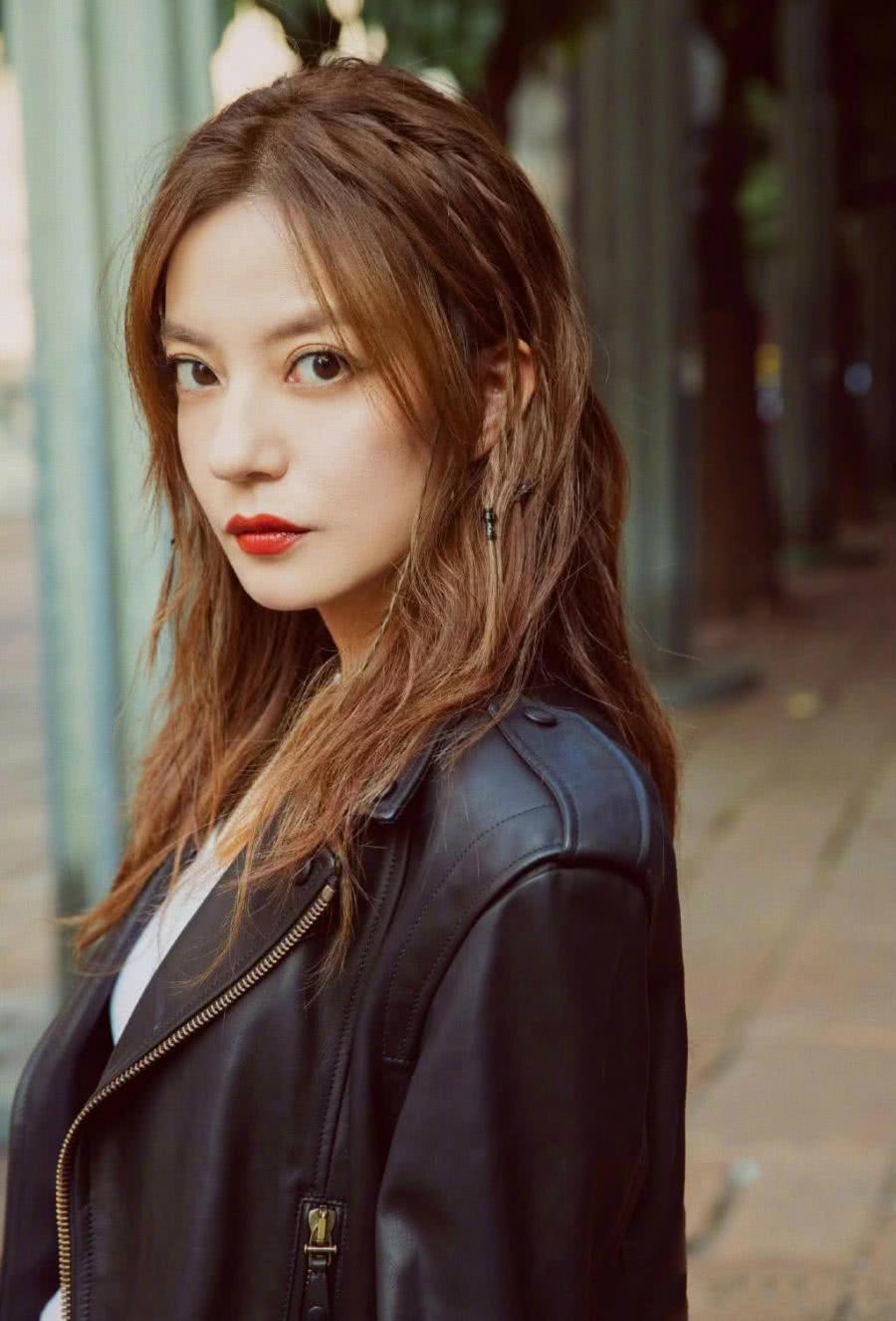 赵薇,谈论合作导演,对他们表示致敬,表示非常看好年轻的导演