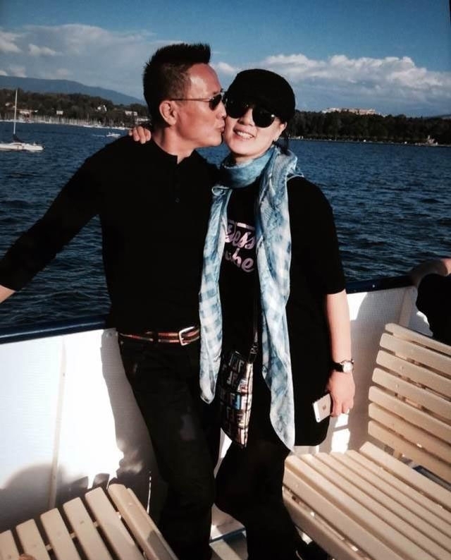 61岁高育良与娇妻近照,妻子漂亮有气质,晒恩爱,撒狗粮!