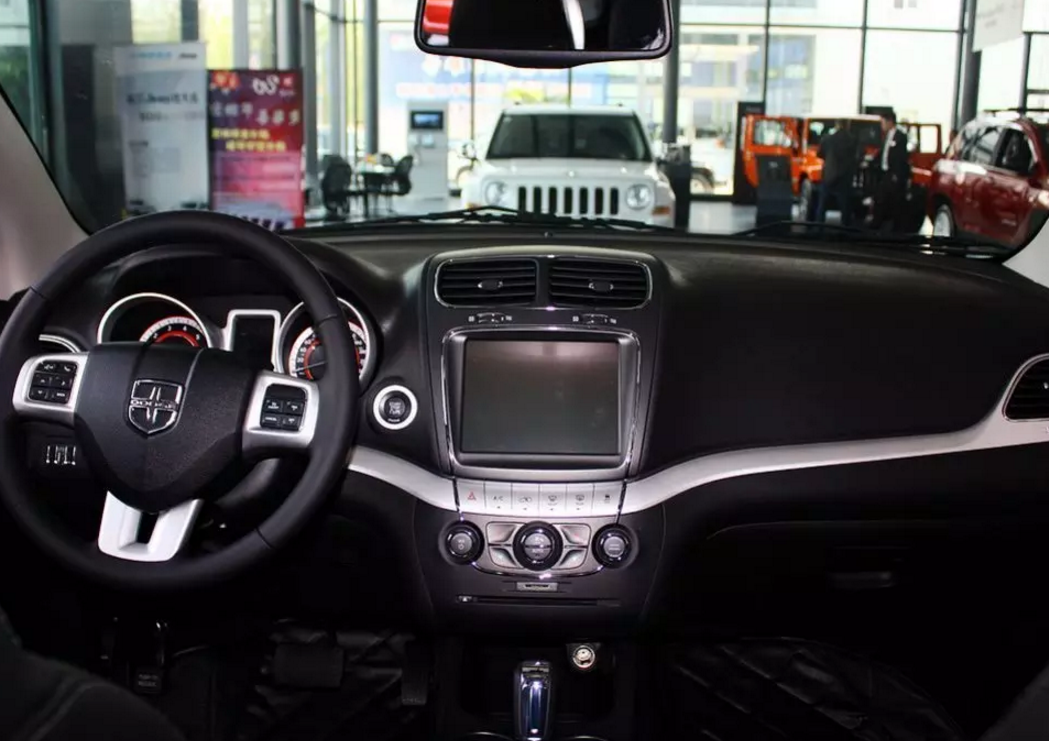 开出去充满活力,这款道奇(进口)-酷威,运动感十足,座椅很大