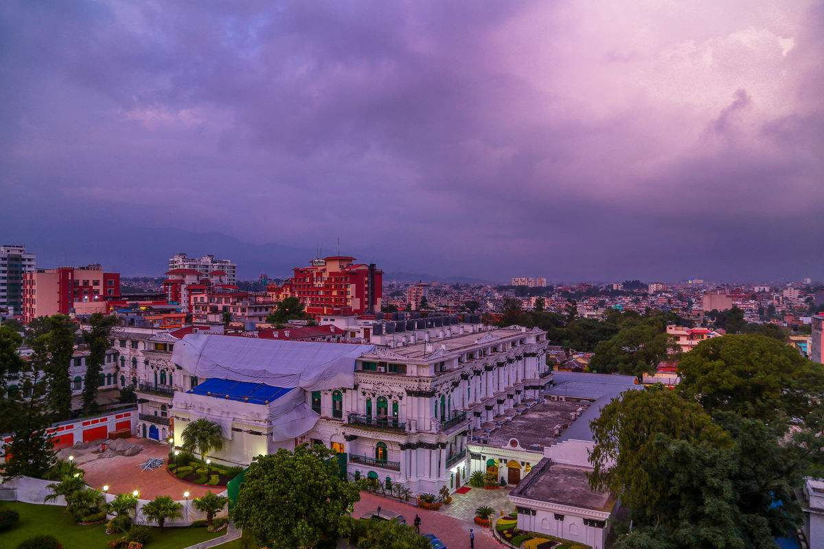 尼泊尔首都加德满都,大街上交通拥挤,环境脏乱差