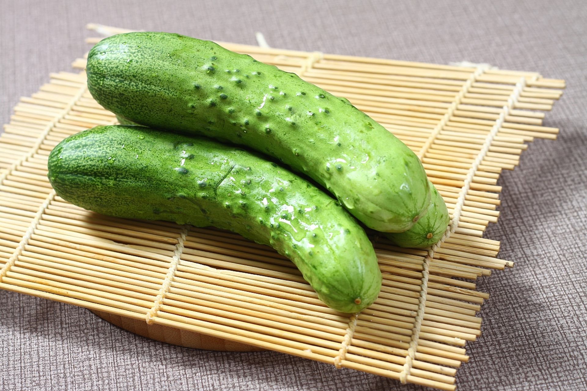 今天要和大家分享一道超级下饭的腌脆黄瓜的制作方法!