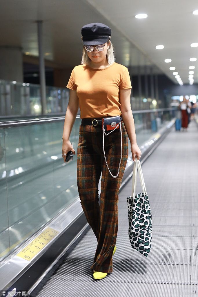 胸大女人最好命!王菊收马甲线秀傲人上围 昂首挺胸超自信