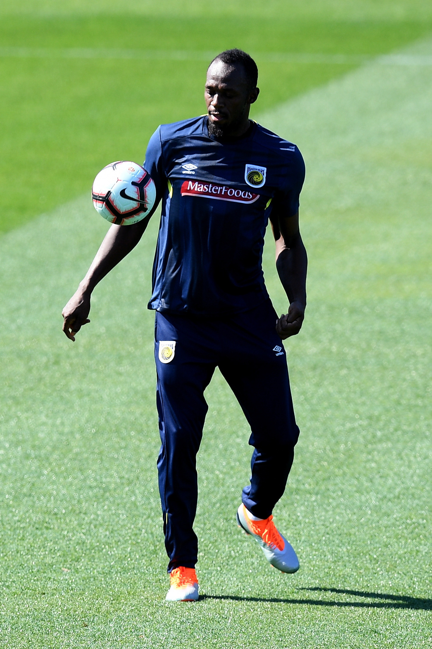 足球——博尔特亮相澳超首训