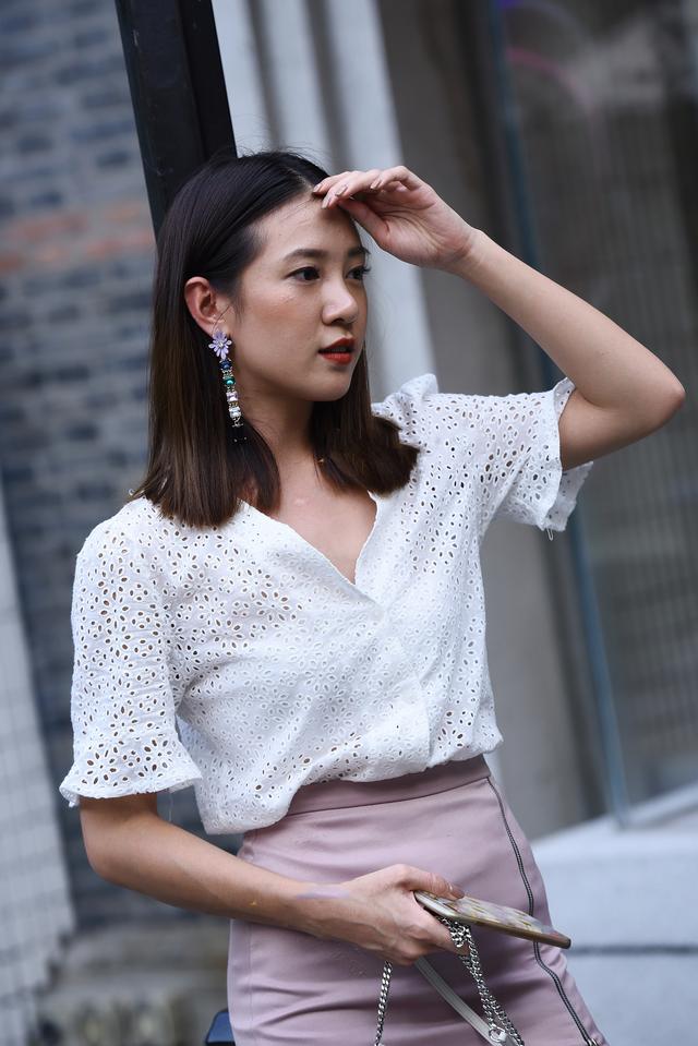 姐的吊带长裙时尚性感,优雅的锁骨吸人眼球 转载自百家号作者:新丽