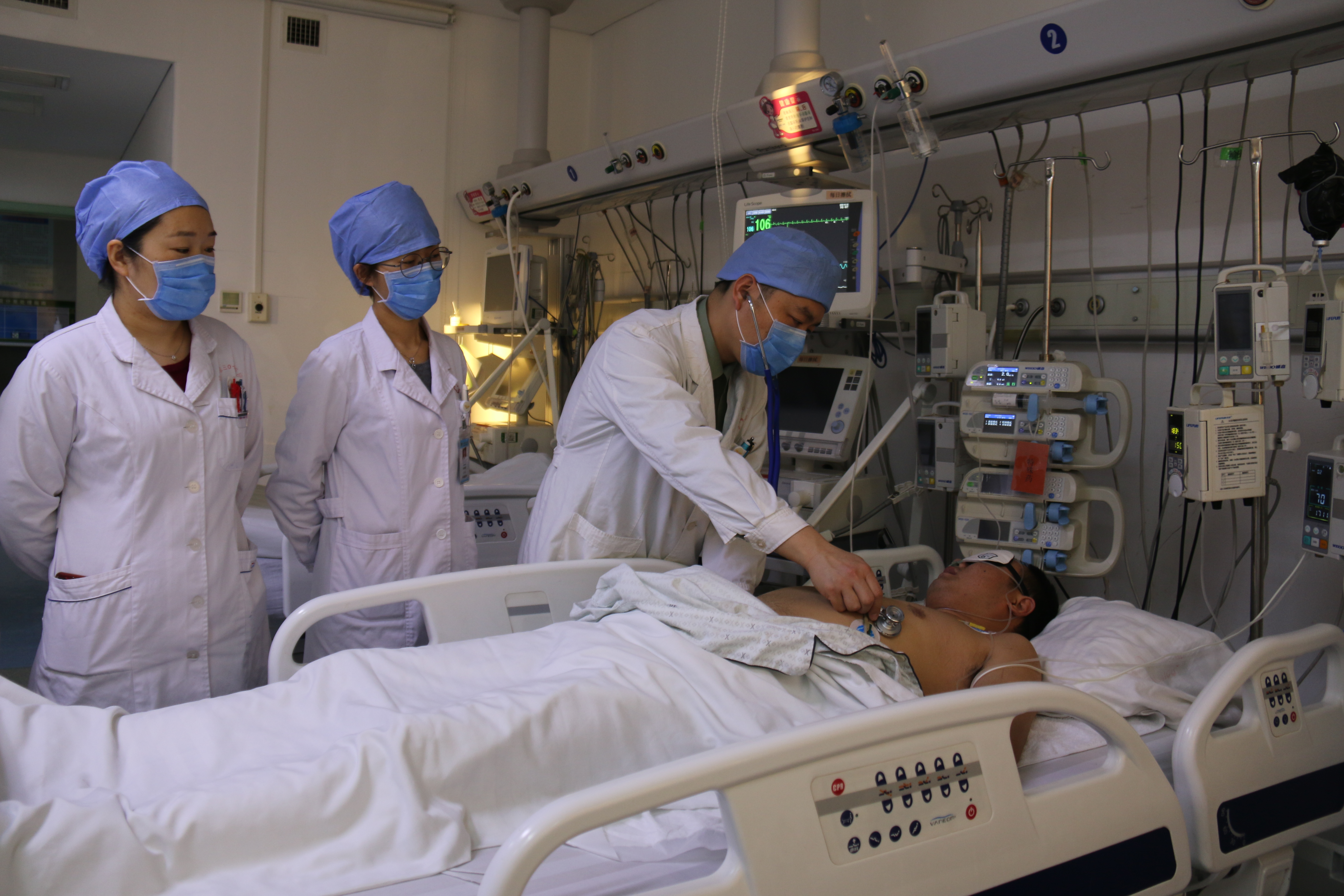 刚刚落地,早早等候在这里的医务人员迅速将患者转往重症监护室抢救