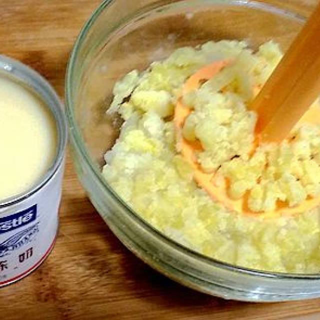 第3步,加适量炼乳,继续碾土豆泥,把炼乳与土豆泥混合均匀