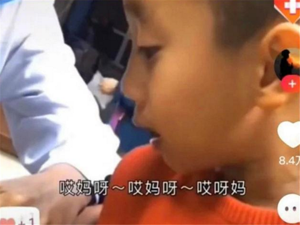 5岁男孩打针"碎碎念,表情到位逗笑众人,网友:天生"戏精"