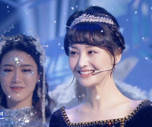 郑爽和关晓彤上节目扮演公主,风格大不相同,你更喜欢哪一个