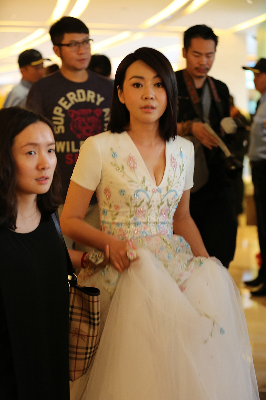 2011年4月贵为视后的闫妮被记者拍到和小咖演员王玮牵手,这段女强男弱