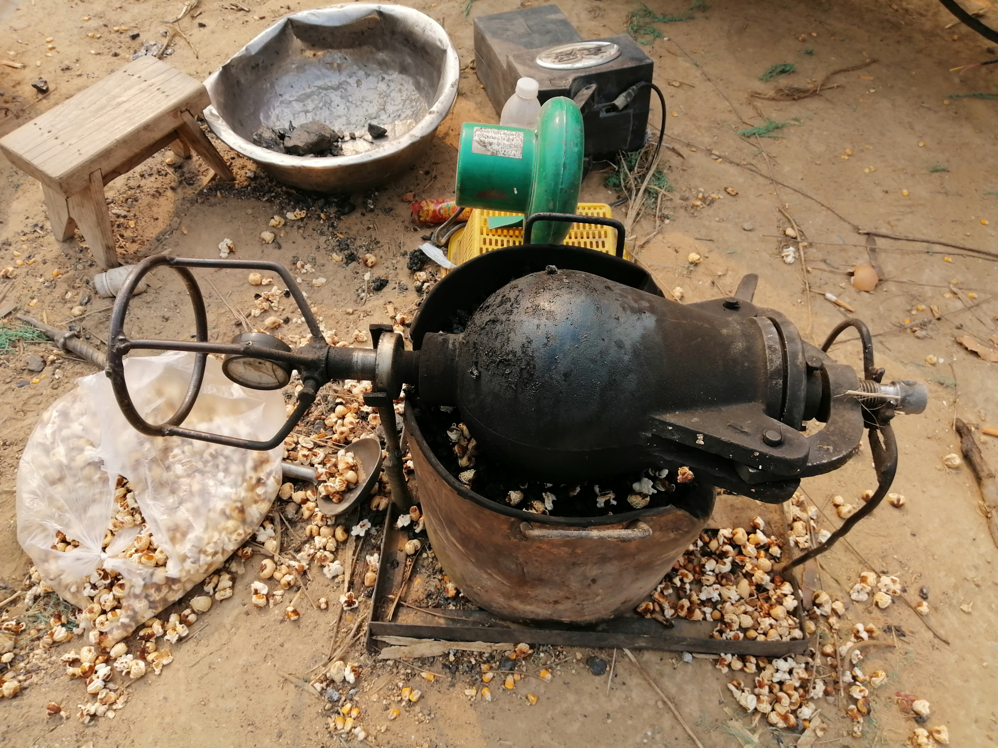 在路边还会有炸爆米花的人,满满的童年回忆!