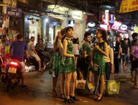 云南红河,河对面是越南老街,看看越南姑娘在这做什么?