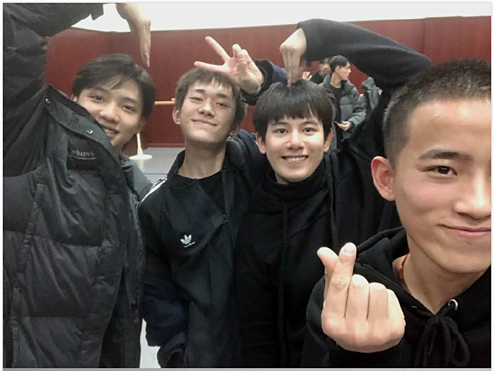 易烊千玺大一上期结束,与同班同学拍合照,千玺素颜出镜依然帅气