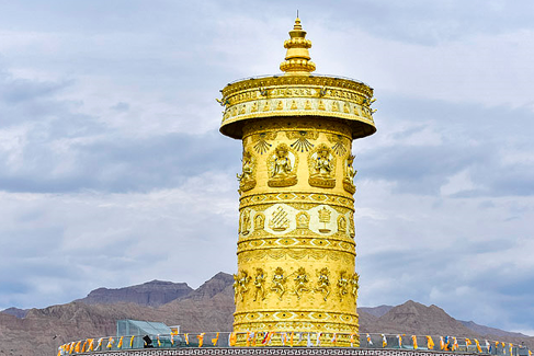 青海贵德,投资5000万建成最大的转经轮,我们又多了个世界第一