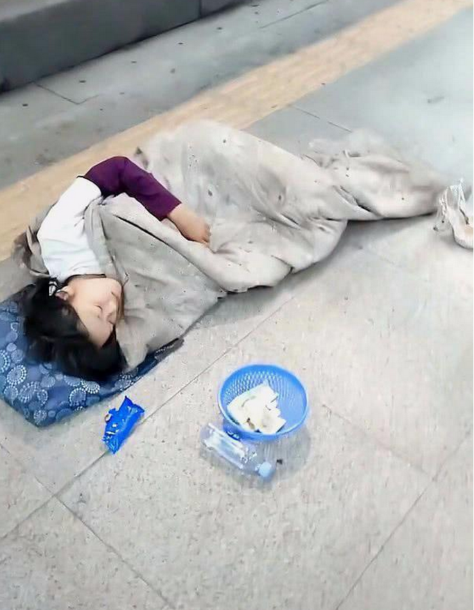 地铁隧道偶遇女乞丐,看到她那水晶鞋和精致的面孔,无数网友泪目