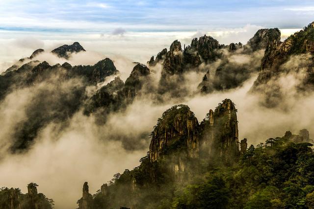 「安徽」秋日黄山雨后现彩虹佛光云海奇景