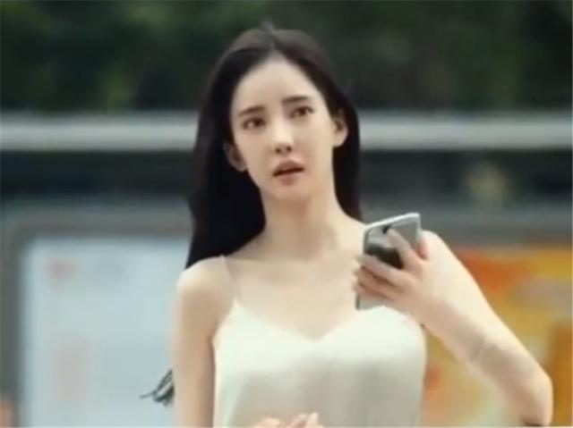 网红潘南奎刷屏,脚上穿的高跟鞋少一根带子,很潮还突出腿型!