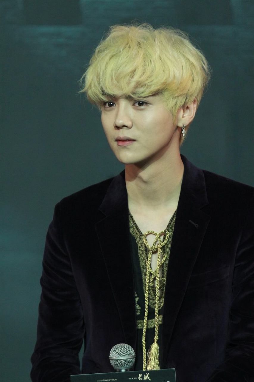 然而,在鹿晗跳下的那一刻,气垫突然翻了过来,导致他直接摔在了地上.